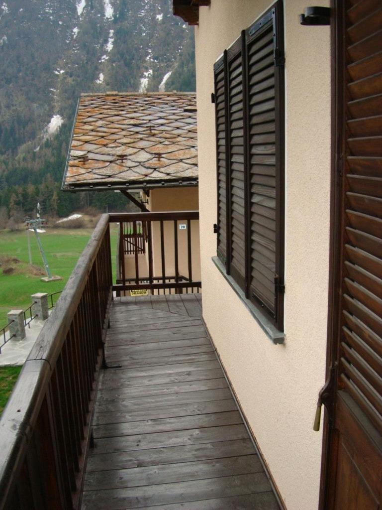 Delizioso Appartamento Quadrilocale Con Terrazzo E Balcone, Piano Terra Brusson Exterior photo