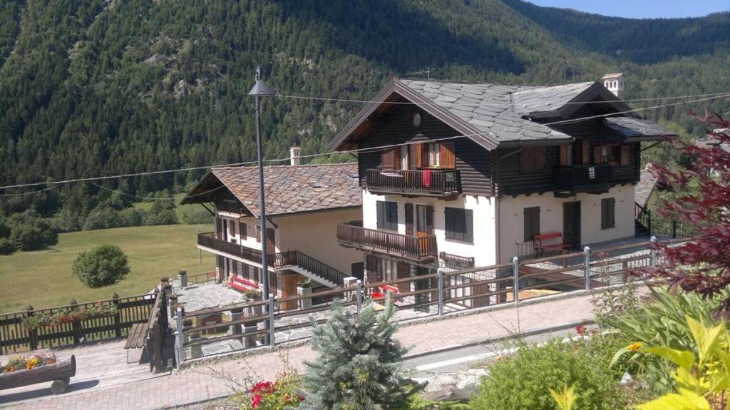 Delizioso Appartamento Quadrilocale Con Terrazzo E Balcone, Piano Terra Brusson Exterior photo