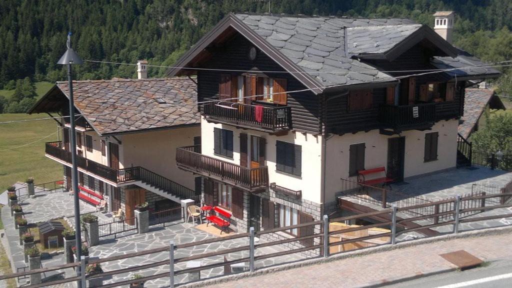 Delizioso Appartamento Quadrilocale Con Terrazzo E Balcone, Piano Terra Brusson Exterior photo