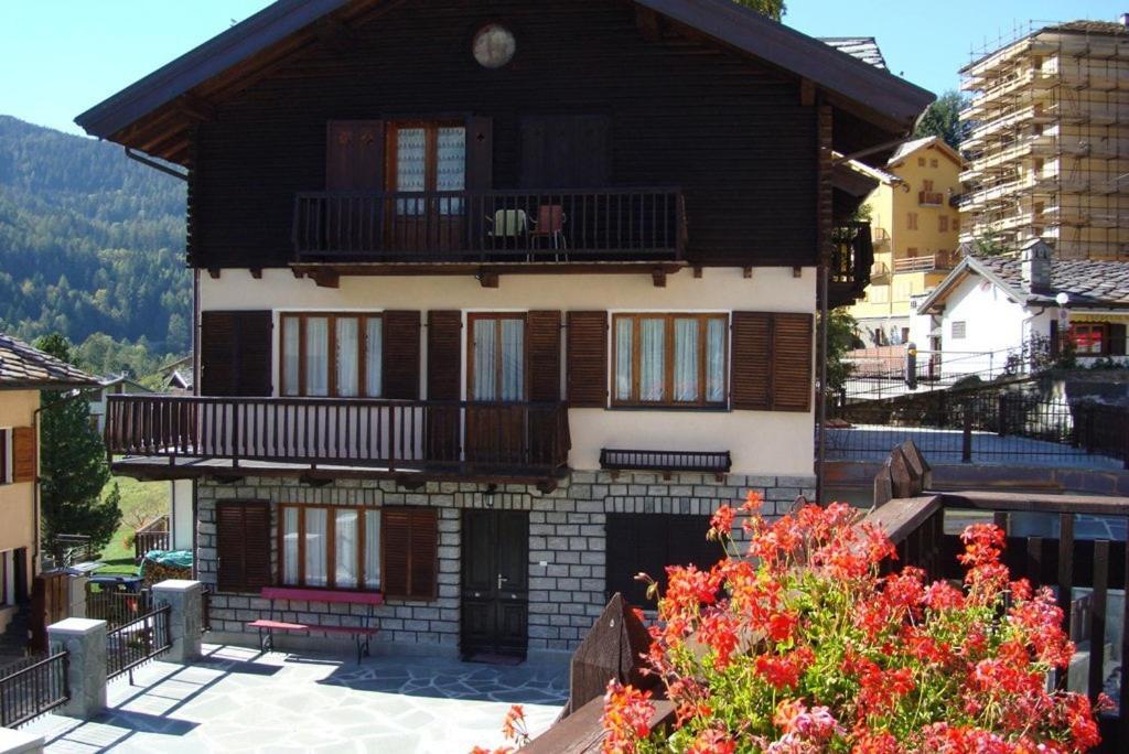 Delizioso Appartamento Quadrilocale Con Terrazzo E Balcone, Piano Terra Brusson Exterior photo