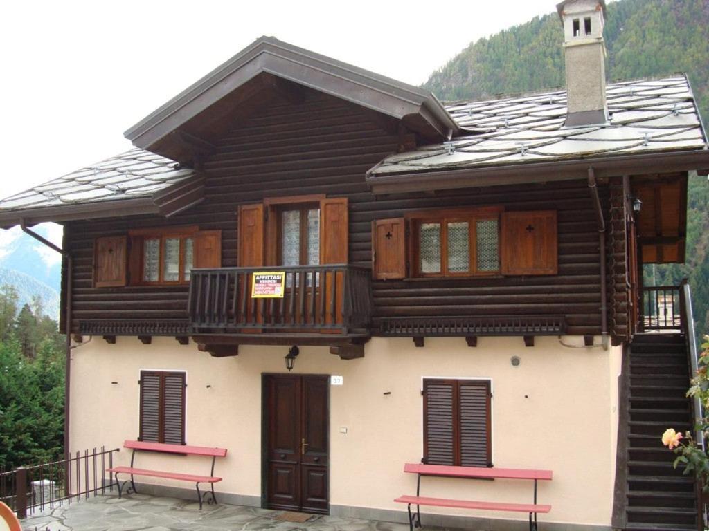 Delizioso Appartamento Quadrilocale Con Terrazzo E Balcone, Piano Terra Brusson Exterior photo